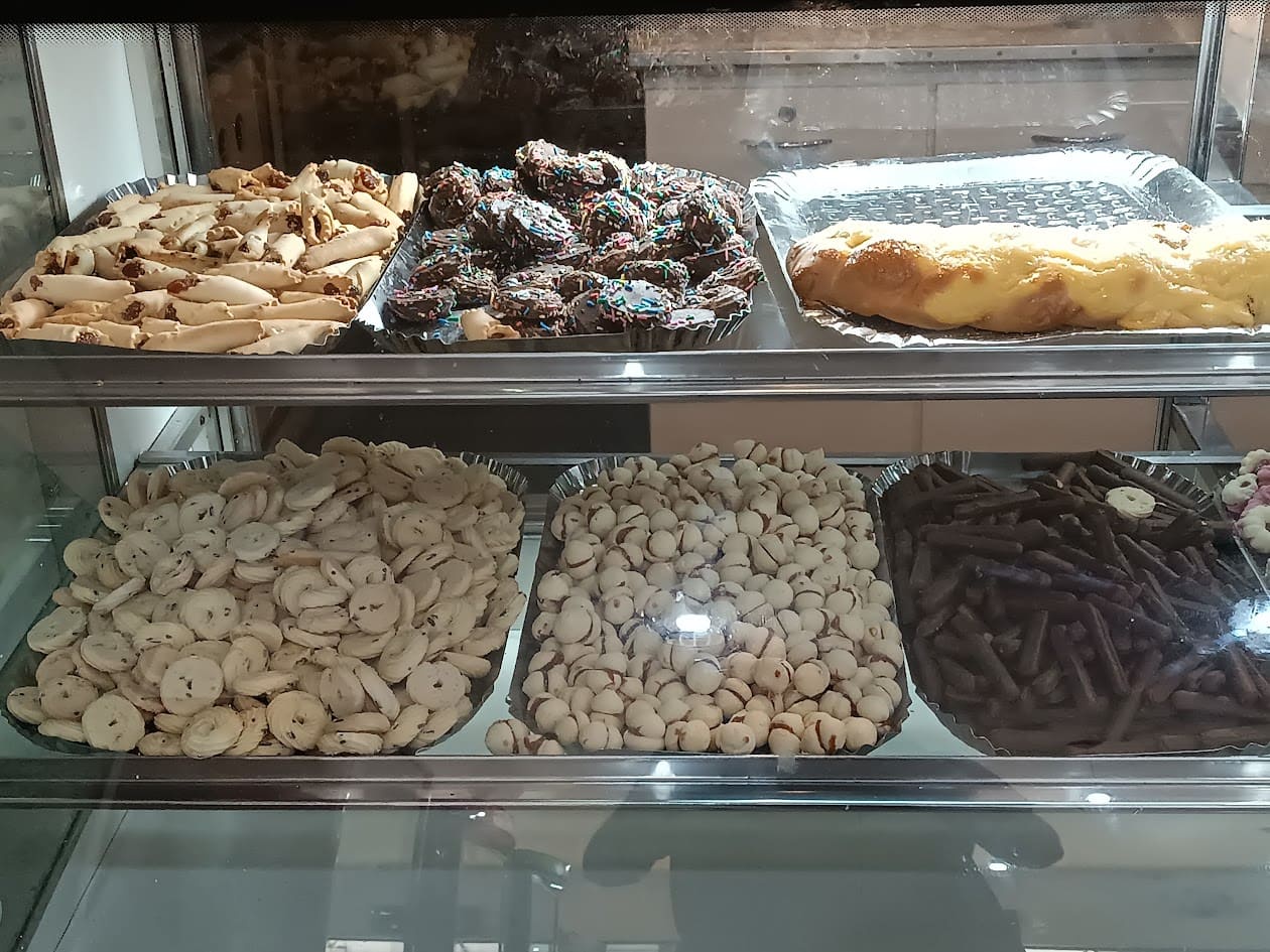 Bolo de chocolate confeitado com morangos