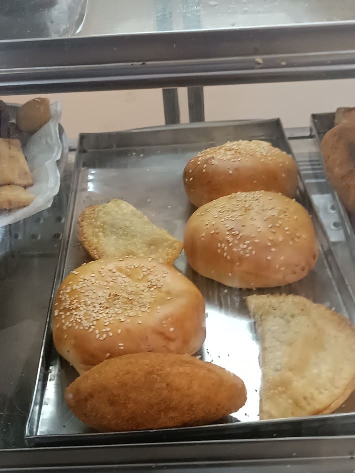 Mini pizzas e salgados assados